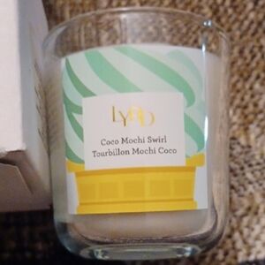 4/$60 New Avon "Coco Mochi Swirl" Scented Candle - 198.4 g (7.0 oz.)